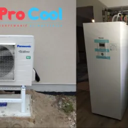Zewnętrzna jednostka pompy ciepła Panasonic Inverter R32 na betonowej podstawie, z logo Pro Cool w tle, oraz wewnętrzna jednostka z osprzętem hydraulicznym i filtrem wody w pomieszczeniu.