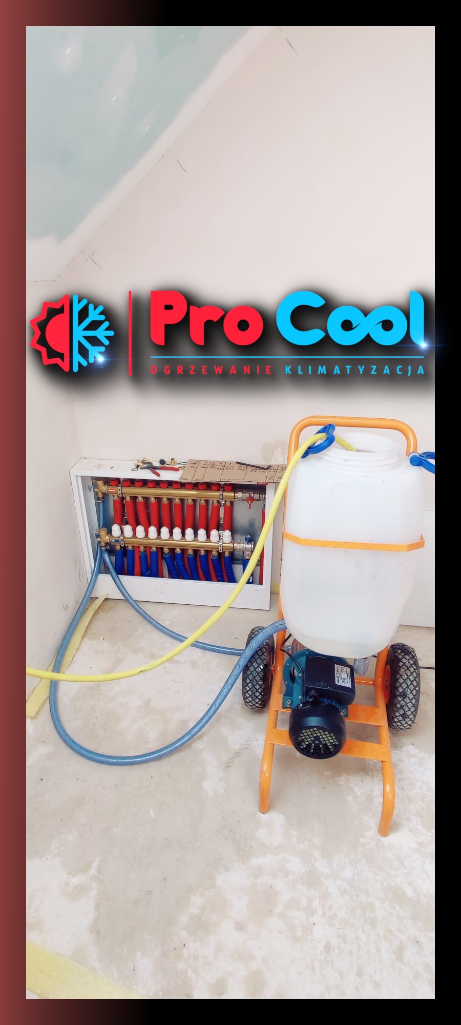 Rozdzielacz ogrzewania podłogowego z podłączonym urządzeniem do napełniania i odpowietrzania instalacji, widoczne węże przyłączeniowe w kolorze niebieskim i żółtym, logo firmy w tle.