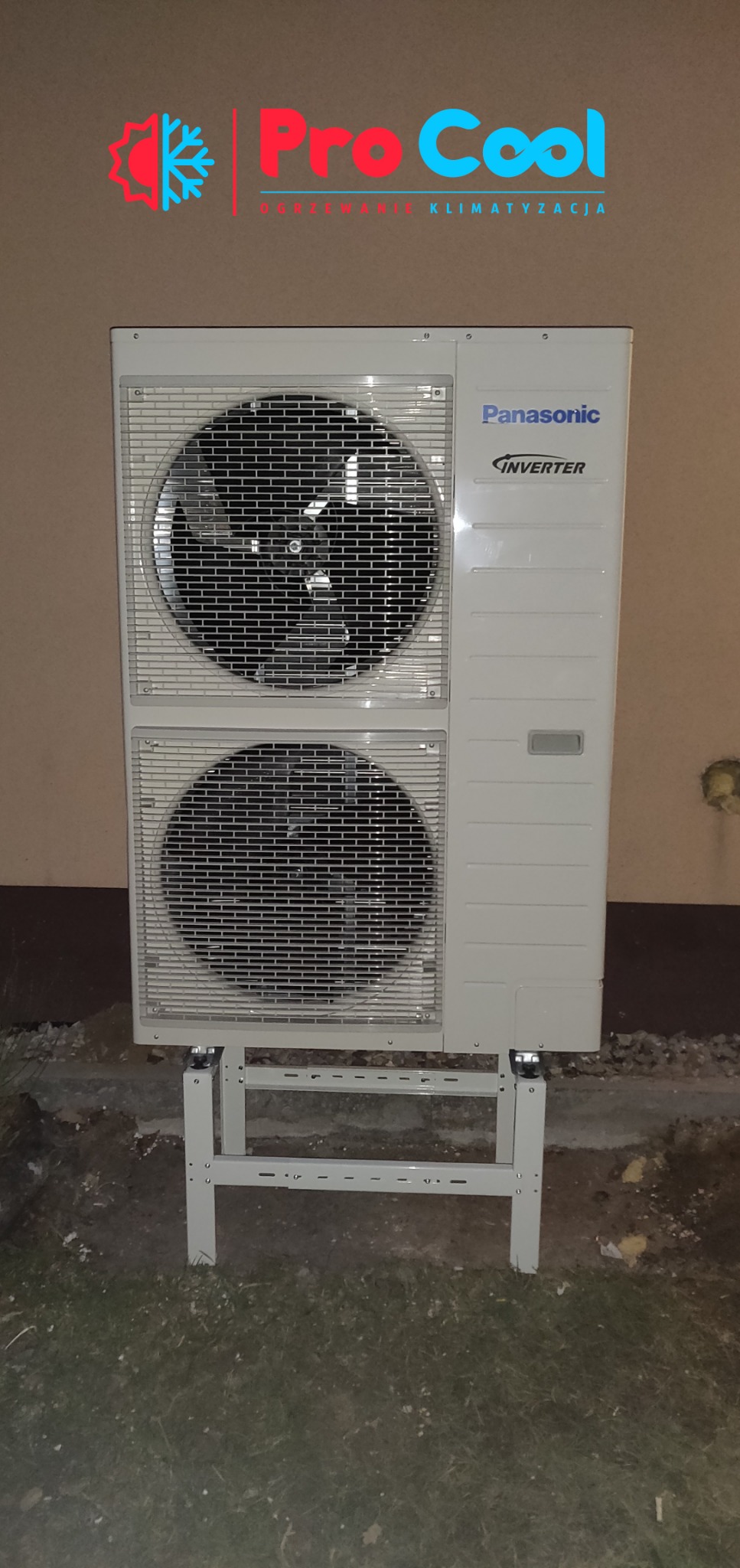 Zewnętrzna jednostka klimatyzacji Panasonic Inverter, zamontowana na metalowym stelażu przy ścianie budynku, z logo firmy instalacyjnej 'Pro Cool' widocznym na ścianie powyżej.