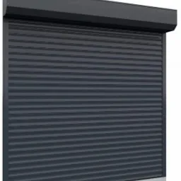 Zamknięta, szara roleta zewnętrzna z poziomymi lamelami, widoczna kaseta górna, na białym tle.