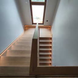 Pięknie wykończone schody dębowe z unikatowym oświetleniem LED 