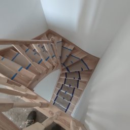 Samonośne schody drewniane.Wykonane z drewna jesionowego. Unikatowa konstrukcja zabiegowa, która zaczyna się już od pierwszego stopnia sprawia że wchodzenie i schodzenie jest bardzo komfortowa i bezpieczna.