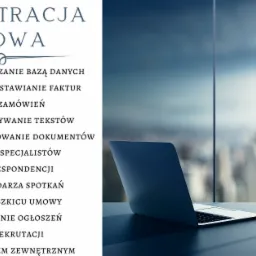 Laptop i notatnik na biurku z widokiem na miasto za oknem, koncepcja pracy biurowej.