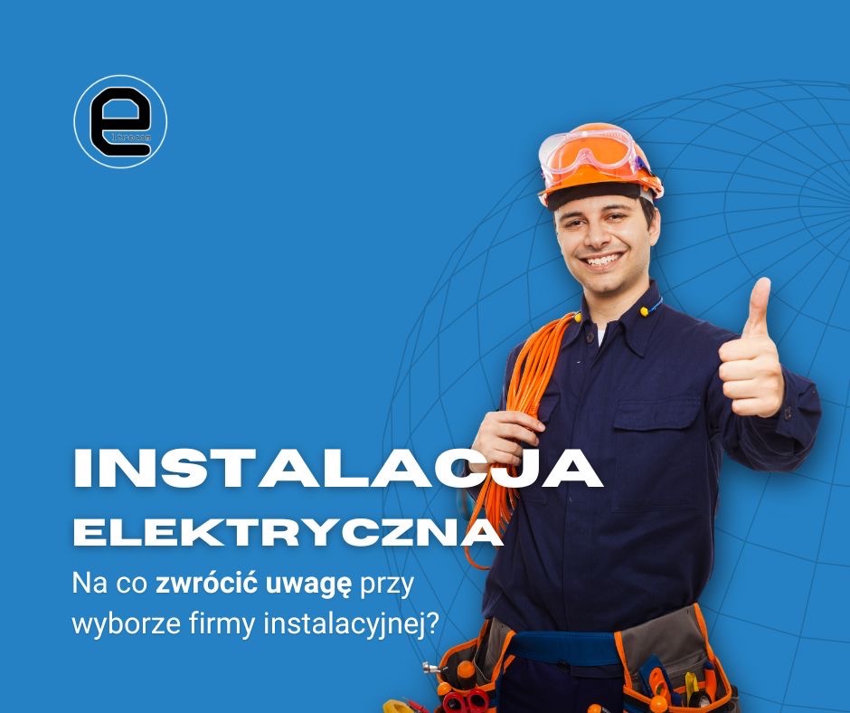 Uśmiechnięty elektryk w kasku i okularach ochronnych, trzymający zwój pomarańczowych kabli, na tle niebieskiego baneru z napisem 'Instalacja Elektryczna'.