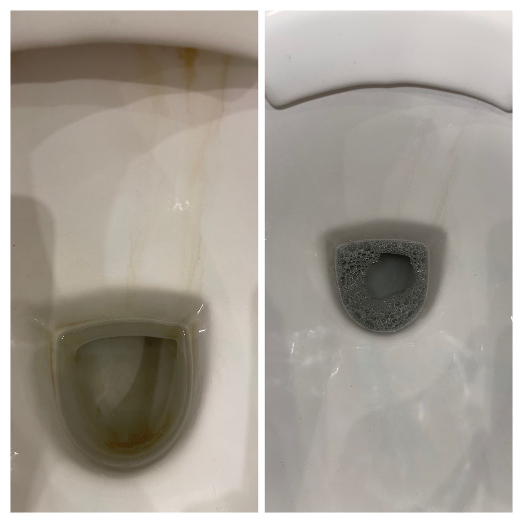 Porównanie wnętrza muszli klozetowej przed i po czyszczeniu: po lewej z widocznymi osadami i zaciekami, po prawej świeża z kostką czyszczącą.