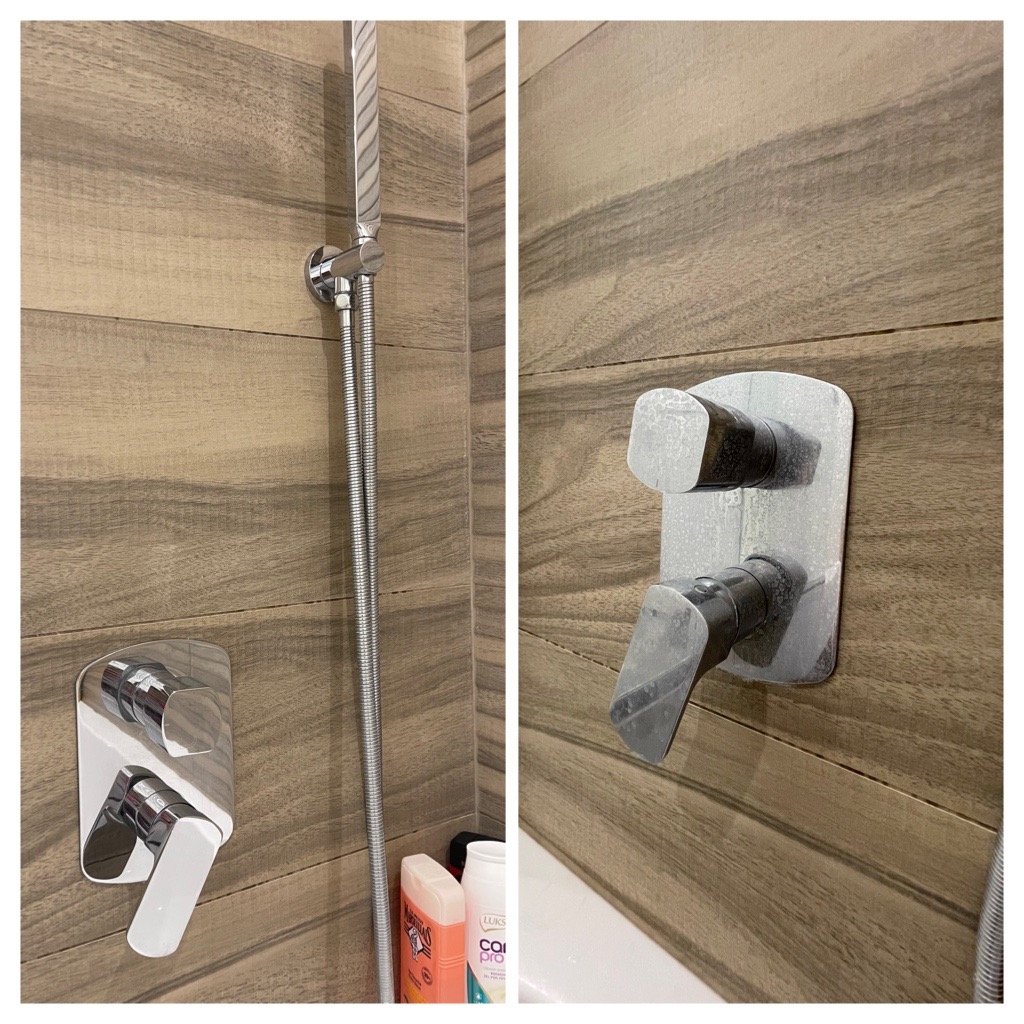 Porównanie: Bateria prysznicowa z chromowanym wykończeniem po lewej stronie, z wyraźnymi zaciekami i osadem z kamienia po prawej stronie, na tle płytek imitujących drewno.