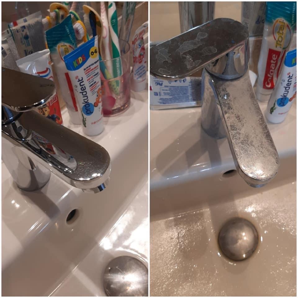 Porównanie kranu umywalkowego przed i po czyszczeniu, widoczne osady kamienia i plamy, po lewej stronie kran czysty, po prawej zabrudzony, w tle szczoteczki do zębów i pasty.