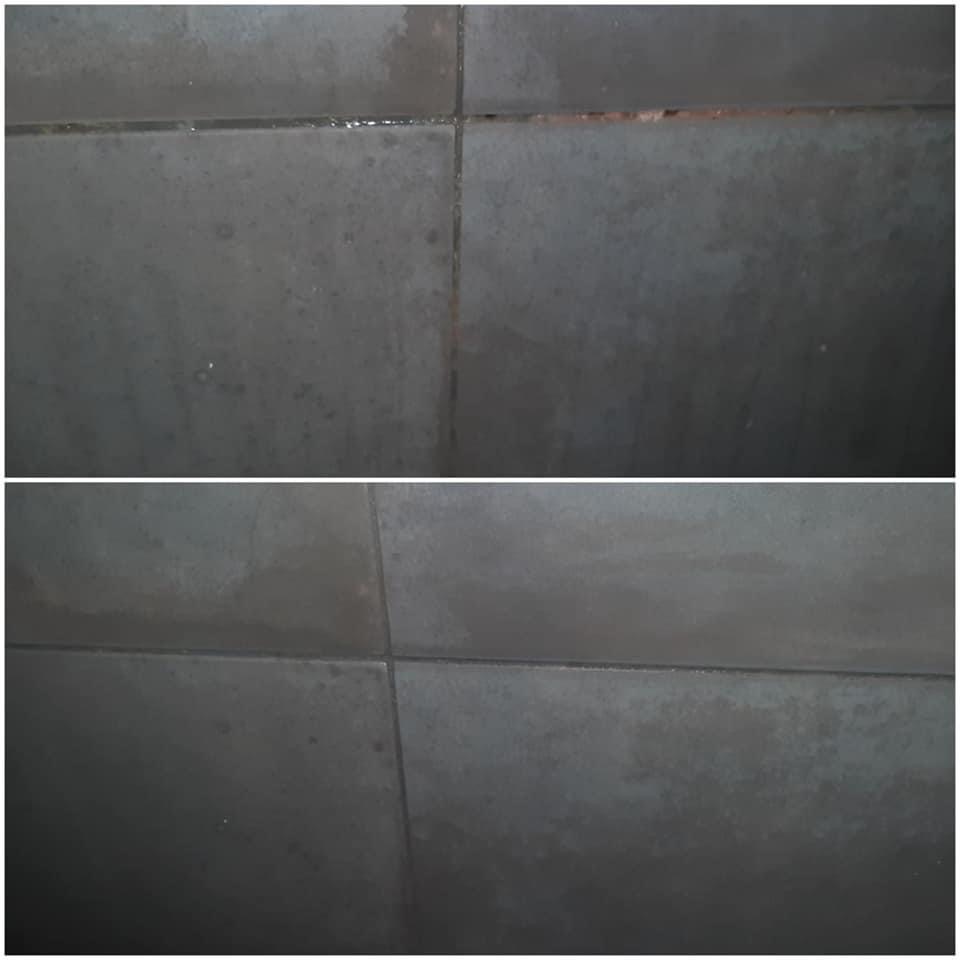 Ciemnoszare płytki podłogowe przed i po czyszczeniu, widoczne różnice w zabrudzeniach fug, ujęcie z góry.