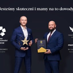 WGN Sosnowiec | Najlepsze Biuro na Śląsku i Zagłębiu - Dwóch eleganckich mężczyzn w garniturach prezentuje nagrody branżowe dla WGN Sosnowiec, w tym 'Lider Nieruchomości OTODOM' i 'Orzeł Broker WGN'.
