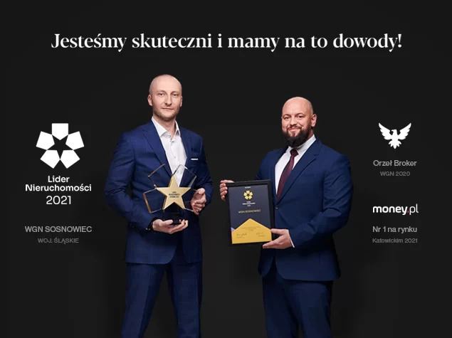Dwóch mężczyzn w garniturach prezentuje nagrody dla WGN Sosnowiec: 'Lider Nieruchomości 2021' oraz 'Orzeł Broker WGN 2020', potwierdzające skuteczność w branży.