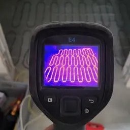 Samurio sp. z o.o. - Termowizja ułożonej instalacji ogrzewania podłogowego, widok z kamery termowizyjnej E4, ściany w stanie surowym.