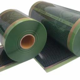 Dwa zwoje zielonej folii grzewczej z widoczną strukturą grzewczą, etykietą producenta i oznaczeniami elektrycznymi na białym tle.