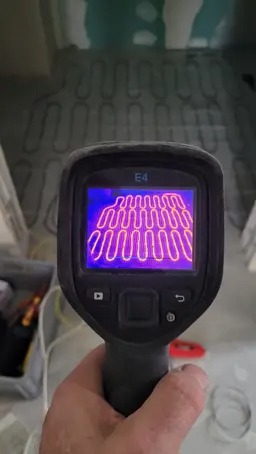 Termowizja ułożonej instalacji ogrzewania podłogowego, widok z kamery termowizyjnej E4, ściany w stanie surowym.