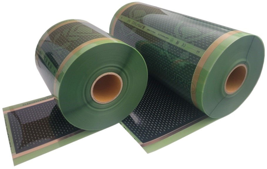 Dwa zwoje zielonej folii grzewczej z widoczną strukturą grzewczą, etykietą producenta i oznaczeniami elektrycznymi na białym tle.