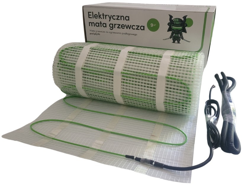 Elektryczna mata grzewcza do ogrzewania podłogowego pod płytki, częściowo rozwinięta, obok zwinięty fragment i kabel zasilający, całość na białym tle, widoczne opakowanie z grafiką samuraja.