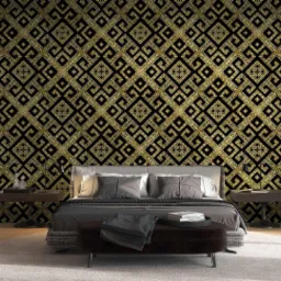 Sypialnia z czarno-złotą tapetą w geometryczne wzory, szara pościel na łóżku, drewniane stoliki nocne z lampkami.