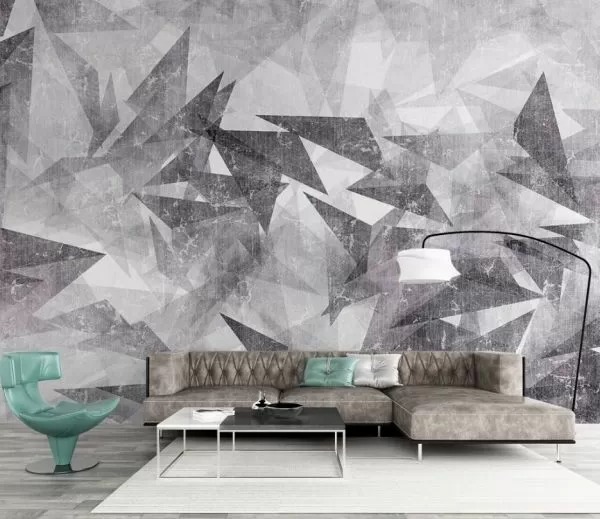 Salon z tapetą w geometryczne wzory, szary narożnik i designerski fotel w kolorze turkusowym, lampa łukowa.