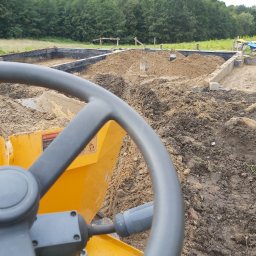 Wypełnianie fundamentów piaskiem zasypowym przy pomocy koparko ładowarki oraz wozidła obrotowego ładowność 3 tony