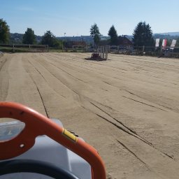 Zagęszczanie ujeżdżalni dla koni walcem wibracyjnym 3 tony