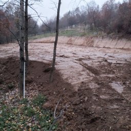 Wybieranie ziemi i niwelacja terenu pod kolejną ujeżdżalnie koni przy pomocy koparko ładowarki oraz wozidła o ładowności 3 tony