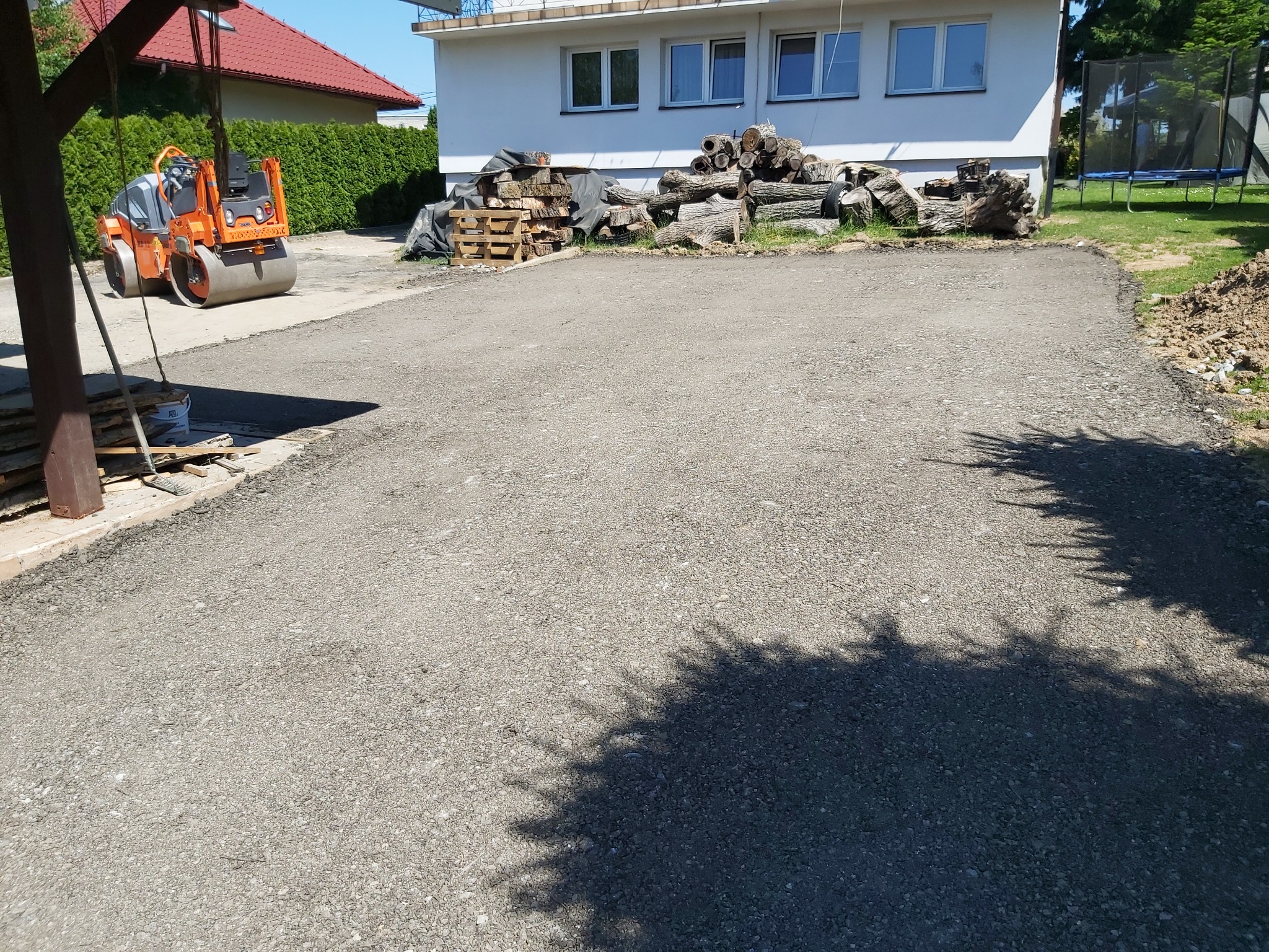 Utwardzenie parkingu kamieniem oraz frezowanym asfaltem przy użyciu minikoparki 1.5t oraz walca wibracyjnego 3t