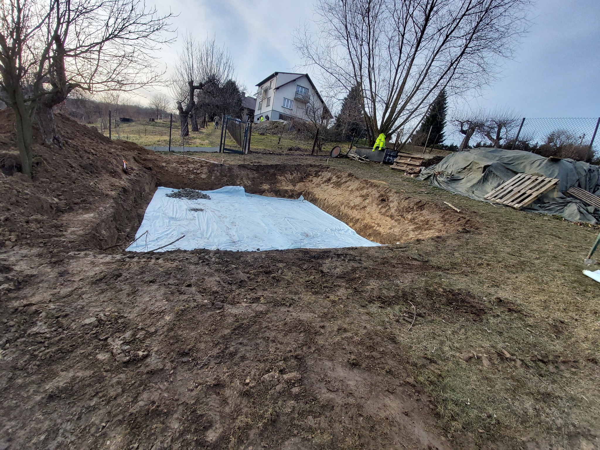 Przygotowanie terenu pod altanę przy pomocy minikoparki1.5t oraz wozidła 3t