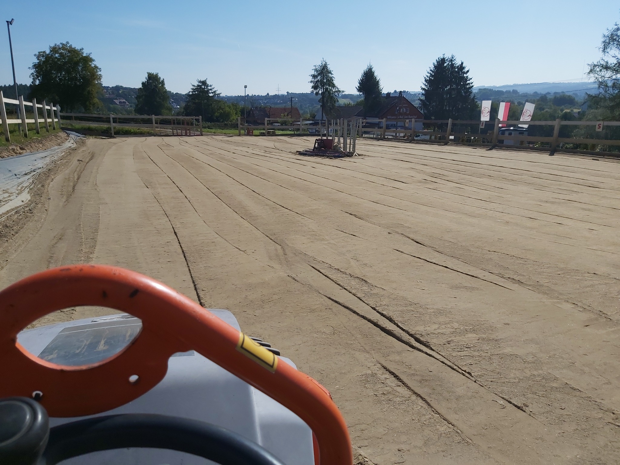 Zagęszczanie ujeżdżalni dla koni walcem wibracyjnym 3 tony