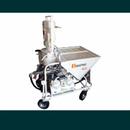 Biała maszyna do nakładania tynk&oacute;w, model BBAPRO 230V, z widocznym silnikiem i zbiornikiem na mieszankę, na k&oacute;łkach.