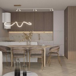 Fado Wood - Nowoczesna kuchnia z drewnianymi szafkami, marmurowym blatem i oświetleniem LED. Stół z krzesłami w odcieniach beżu. Minimalistyczny design.