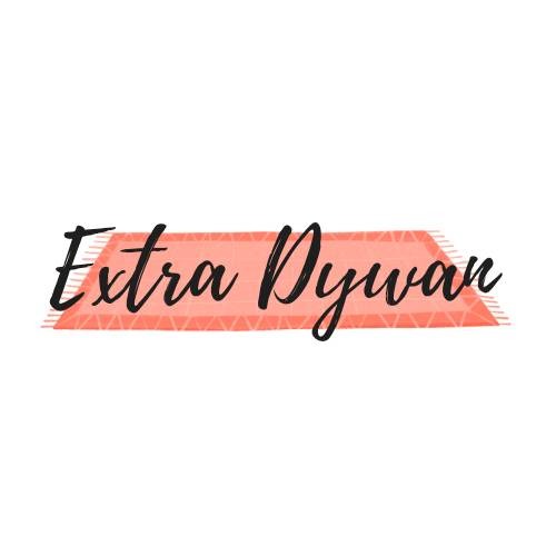 Grafika z napisem 'Extra Dywan' na tle stylizowanej, koralowej wykładziny z trójkątnym wzorem.