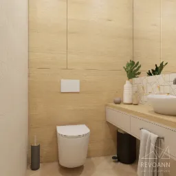 Wizualizacja nowoczesnej łazienki z drewnianymi panelami ściennymi, wiszącą miską WC, umywalką nablatową i dekoracyjnymi elementami roślinnymi, z widocznym logo firmy na ręczniku.
