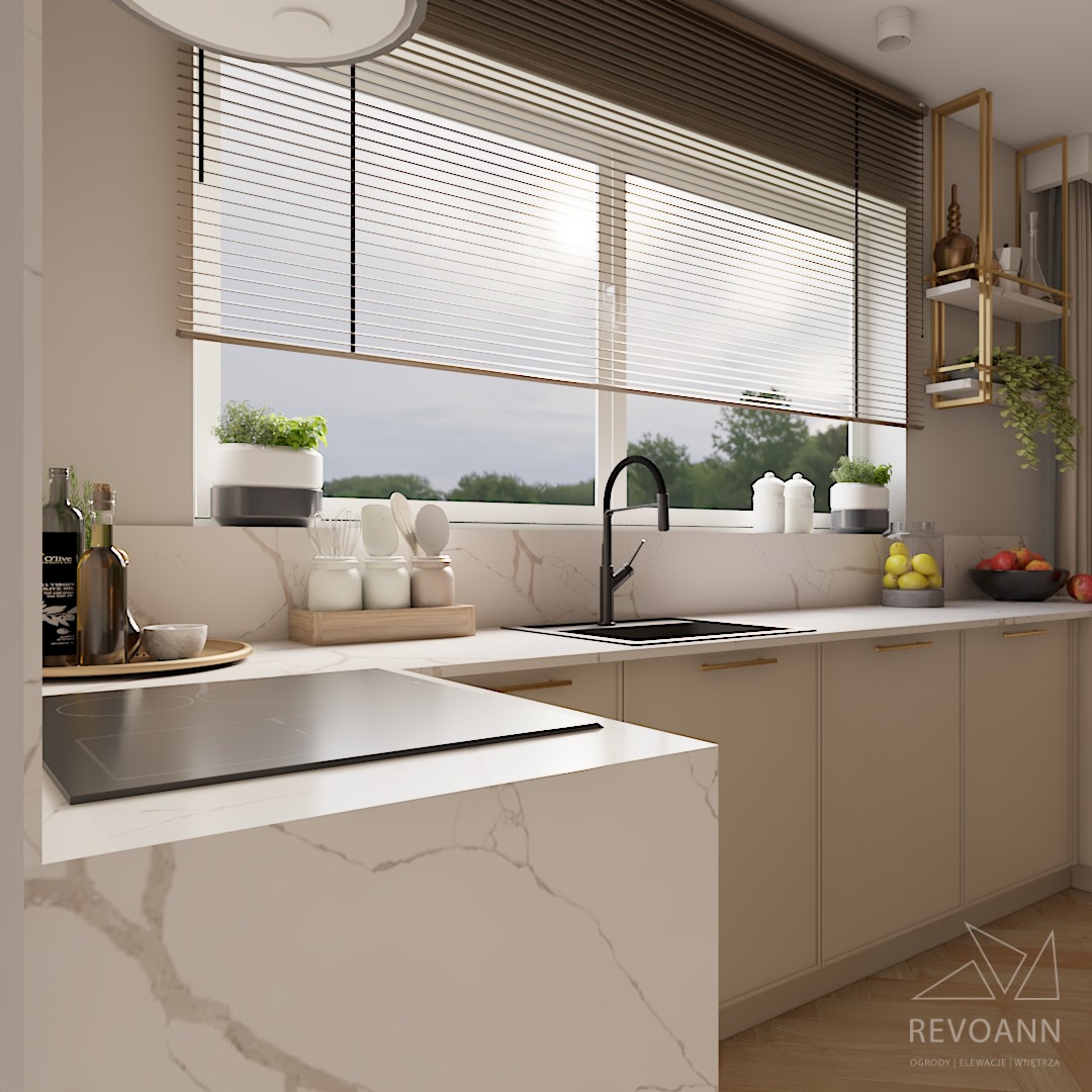 Beżowa kuchnia z marmurowym blatem, czarną armaturą i drewnianymi żaluzjami okiennymi. Na blacie pojemniki z przyborami kuchennymi, zioła w doniczce, owoce w misie i przyprawy.