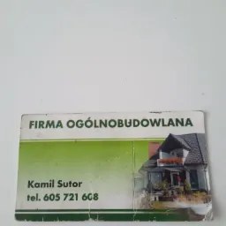 Wizytówka firmy ogólnobudowlanej z ilustracją domu, zawierająca nazwę firmy, imię i nazwisko oraz numer telefonu.