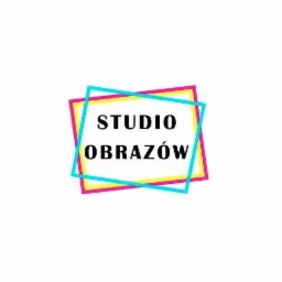 Logo firmy Studio Obrazów z napisem na białym tle otoczonym trzema kolorowymi ramkami: różową, żółtą i turkusową.