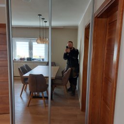 Paweł Gębura - Szafa z lustrzanymi frontami przesuwnymi i automatycznym oświetleniem LED wewnątrz.