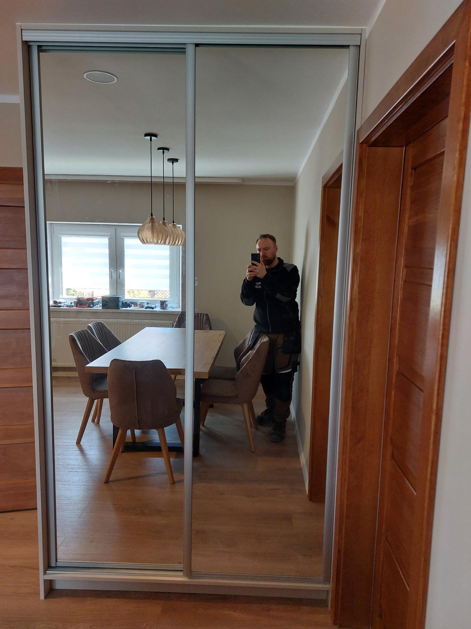 Szafa z lustrzanymi frontami przesuwnymi i automatycznym oświetleniem LED wewnątrz.