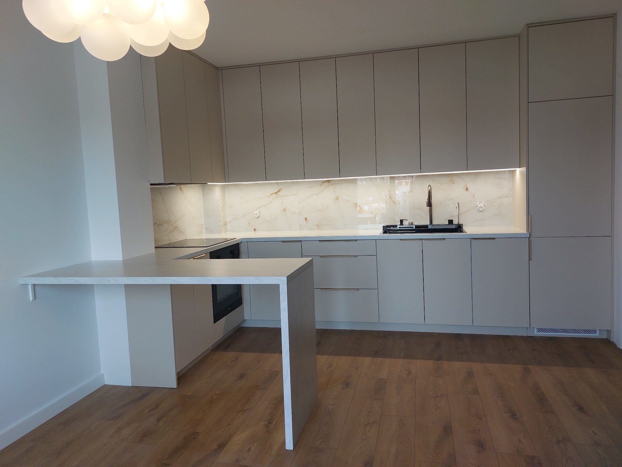 Kuchnia Beż Piaskowy z półwyspem.