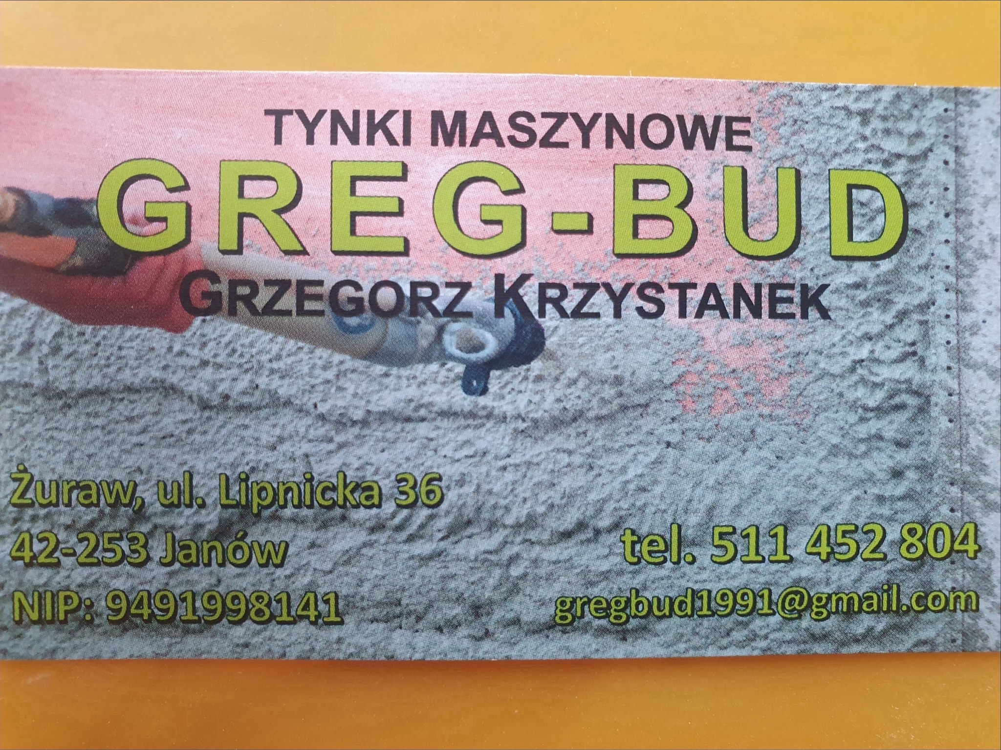 Wizytówka firmy budowlanej Greg-Bud Grzegorz Krystanek oferującej usługi tynków maszynowych, z adresem, numerem telefonu i adresem e-mail.