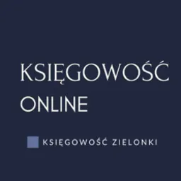 Napis 'KSIĘGOWOŚĆ ONLINE' na ciemnogranatowym tle, poniżej mniejszy napis 'KSIĘGOWOŚĆ ZIELONKI' w białej czcionce, obok którego znajduje się mały kwadrat w kolorze niebiesko-szarym.
