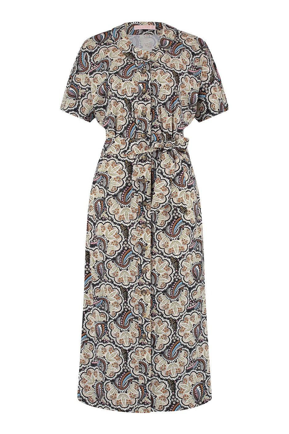 Długa sukienka damska z krótkim rękawem, zapinana na guziki i wiązana w pasie, w wzorzysty, orientalny print na białym tle.