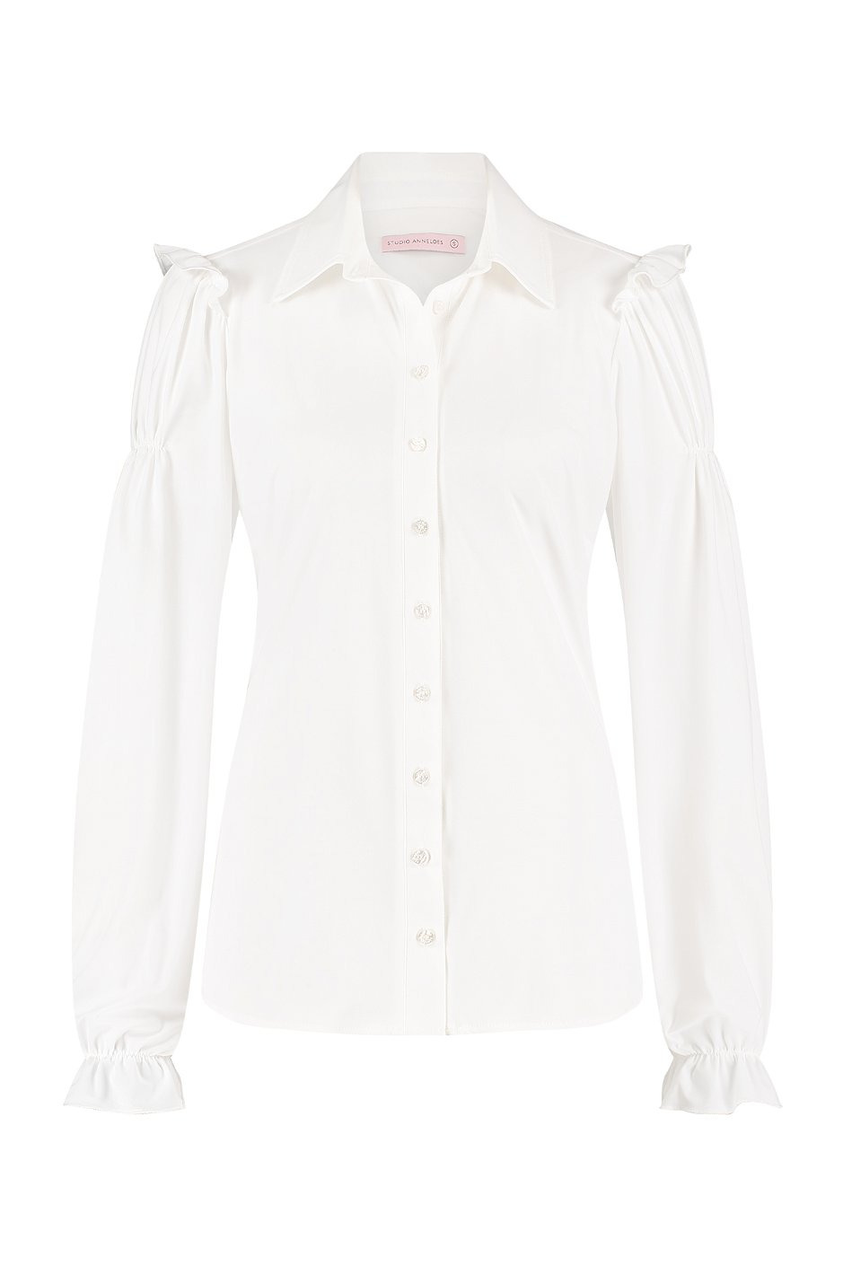 Elegancka, biała koszula damska z długimi, bufiastymi rękawami zakończonymi falbanką i delikatnymi marszczeniami na ramionach, zapinana na guziki, widoczne logo producenta na kołnierzu.