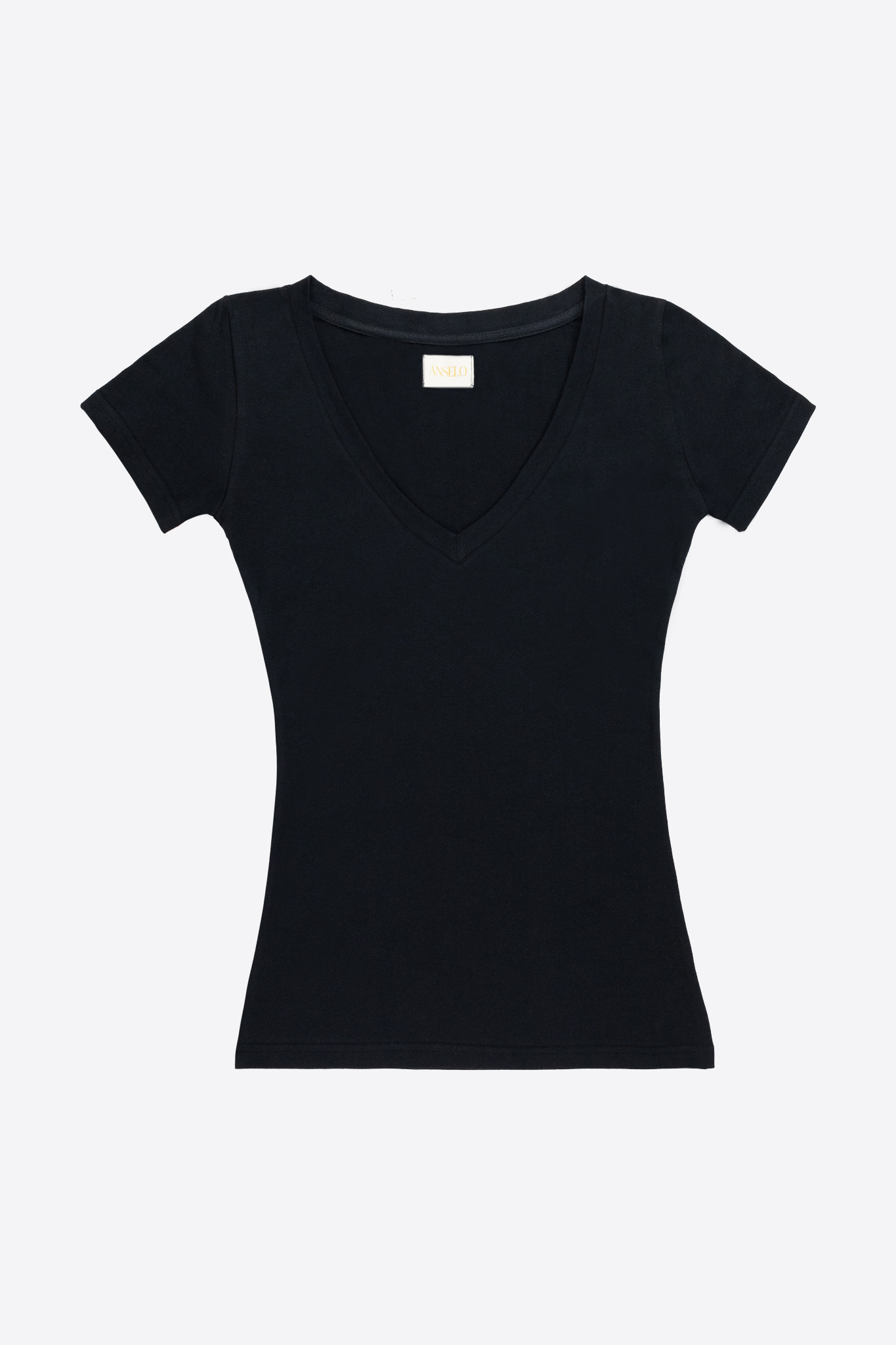 Czarna, dopasowana koszulka damska z dekoltem w serek, widoczna metka z nazwą marki na białym tle.