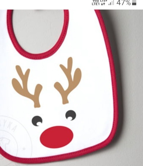 Biały śliniak z czerwonym obszyciem i nadrukiem renifera z brązowymi rogami i czerwonym nosem.