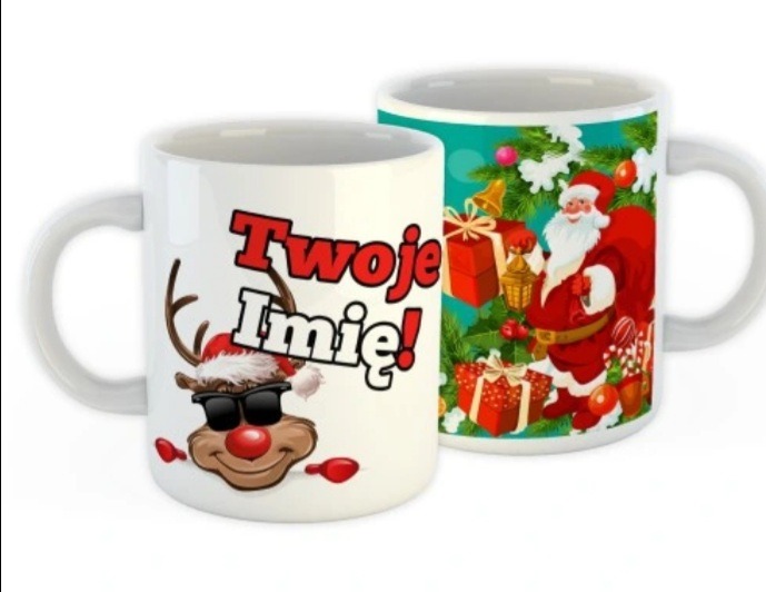 Dwa białe kubki ceramiczne z nadrukami: renifer w okularach z napisem 'Twoje Imię!' oraz Święty Mikołaj z prezentami na tle choinki.