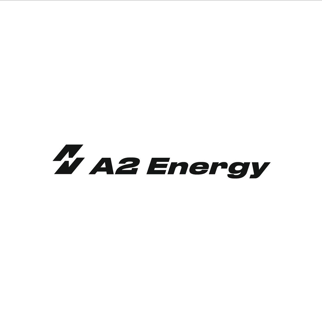 Czarno-białe logo firmy A2 Energy z symbolem błyskawicy.