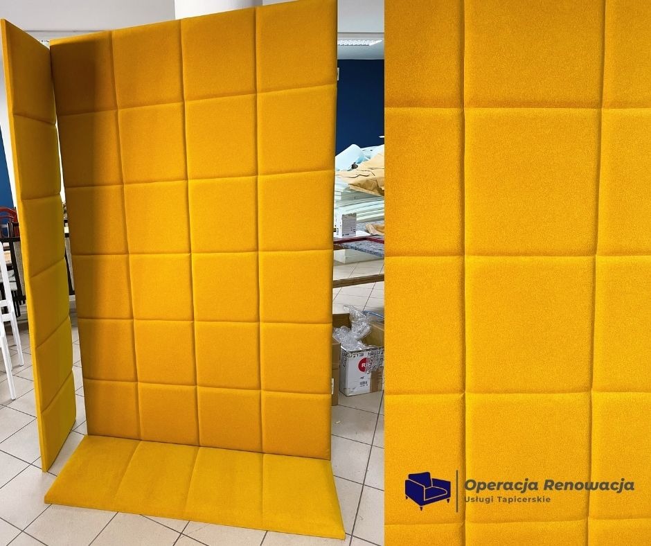 Żółty, modułowy panel akustyczny z kwadratowymi przeszyciami, widoczne 3 fragmenty, tło warsztatowe.