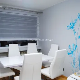 Jasne, poziome przesłony okienne w nowoczesnej jadalni z białymi meblami i błękitnym motywem kwiatowym na ścianie.