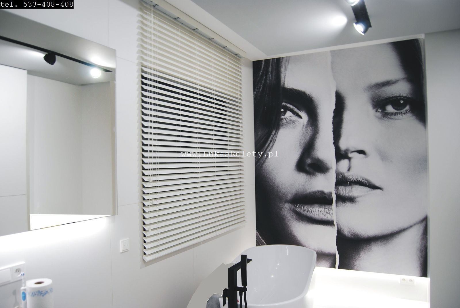 Białe poziome listwy okienne zamontowane w łazience z czarno-białą fototapetą przedstawiającą twarz kobiety.