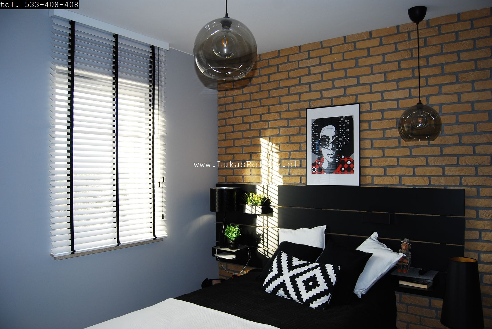 Sypialnia w Łodzi z drewnianymi żaluzjami poziomymi w kolorze białym, z czarnymi taśmami, zamontowanymi w oknie, przez które wpada poranne światło.