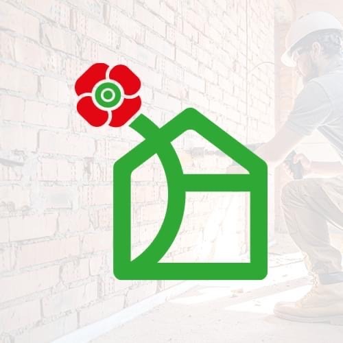 Logo firmy remontowej: zielony kontur domu z czerwoną różą na tle białej ceglanej ściany i pracującego w oddali majstra w kasku.